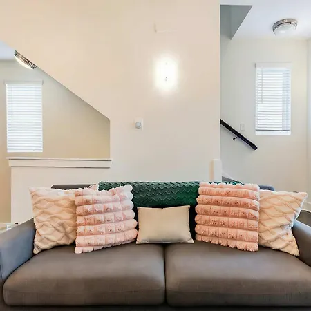 Rooftop Views & Patio Lounge Near Downtown Holiday home