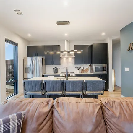 Modern West End For 6 Shared Pool & Gym Holiday home