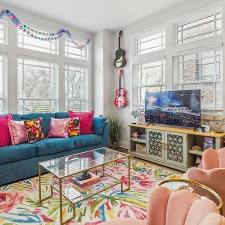Swiftie Dream House-rooftop Patio-mins To Broadway *