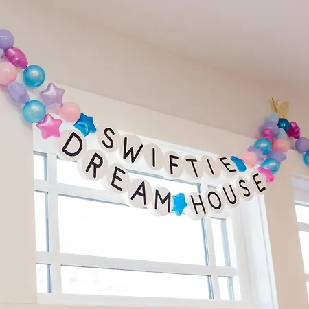 Swiftie Dream House-rooftop Patio-mins To Broadway * Nashville