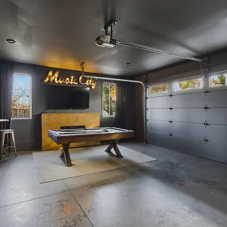 Holiday home Townhome With Rooftop Garage Pool Table By Belmont And Vanderbilt *