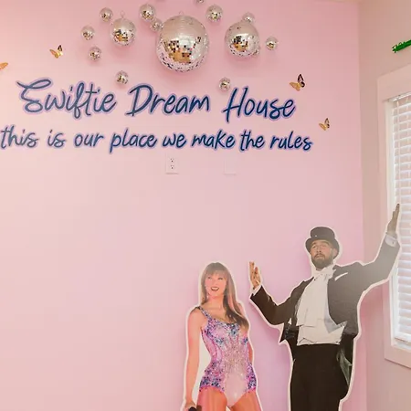Holiday home Swiftie Dream House-rooftop Patio-mins To Broadway Nashville