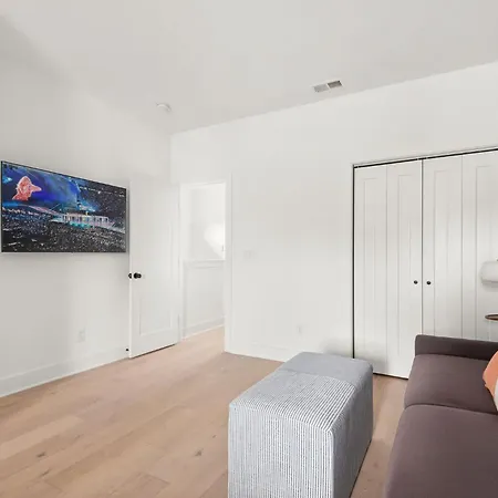 True Hue - Private Patio - Mins To Broadway Holiday home *