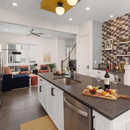 King 3br Retreat & 2-car Garage East Holiday home Nashville