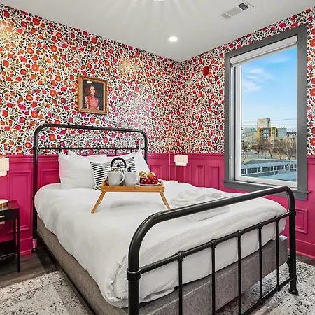 Holiday home Petal & Palm-rooftop Patio & Gym-mins To Broadway Nashville