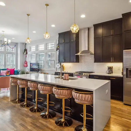 Swiftie Dream House-rooftop Patio-mins To Broadway Nashville