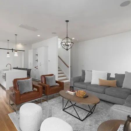 Townhome With Rooftop Garage Pool Table By Belmont And Vanderbilt Holiday home *