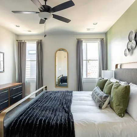 Boots & Broadway - 2 Units - Mins To Broadway