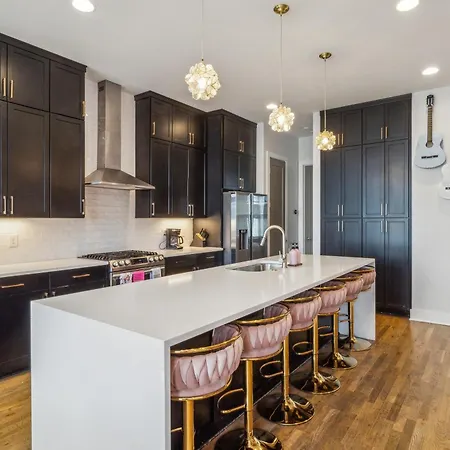 Holiday home Swiftie Dream House-rooftop Patio-mins To Broadway Nashville