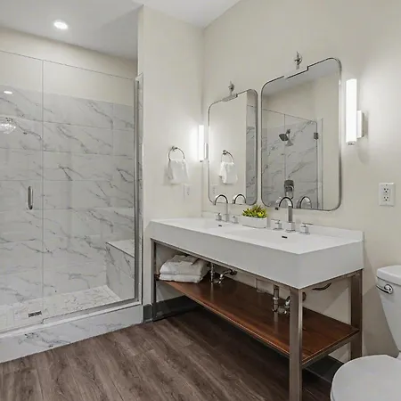 Petal & Palm-rooftop Patio & Gym-mins To Broadway Holiday home Nashville