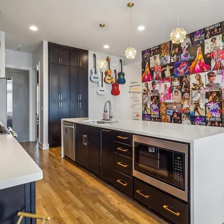 Holiday home Swiftie Dream House-rooftop Patio-mins To Broadway Nashville