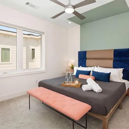 Holiday home King 3br Retreat & 2-car Garage East