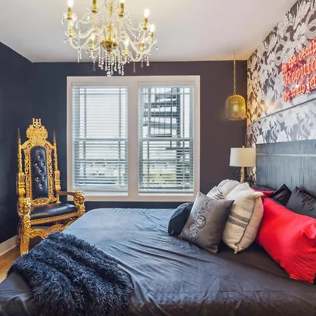Holiday home Swiftie Dream House-rooftop Patio-mins To Broadway