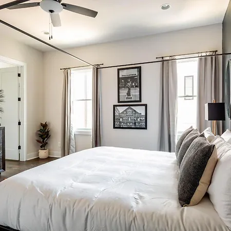 Boots & Broadway - 2 Units - Mins To Broadway *