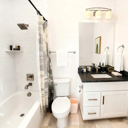King 3br Retreat & 2-car Garage East *