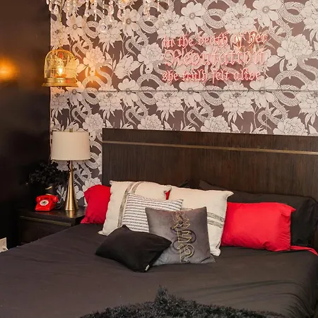 Swiftie Dream House-rooftop Patio-mins To Broadway Nashville