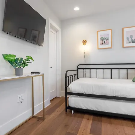 The Velvet Vinyl- Private Rooftop & Near Broadway Holiday home