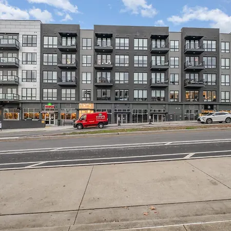 Modern West End For 6 Shared Pool & Gym Nashville