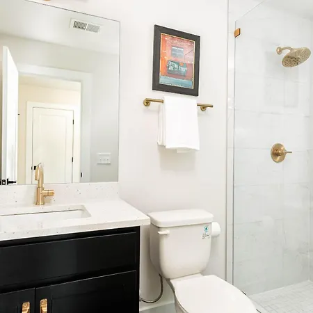 Holiday home Boots & Broadway - 2 Units - Mins To Broadway