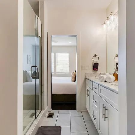 Holiday home Rooftop Views & Patio Lounge Near Downtown *