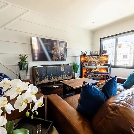 Boots & Broadway - 2 Units - Mins To Broadway
