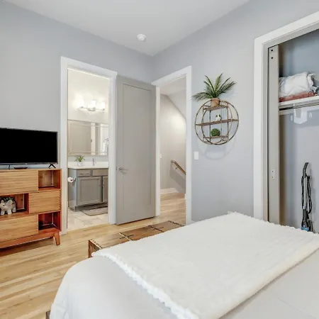 Holiday home Rooftop Fire Pit + River Views 4br Sleeps 12 *