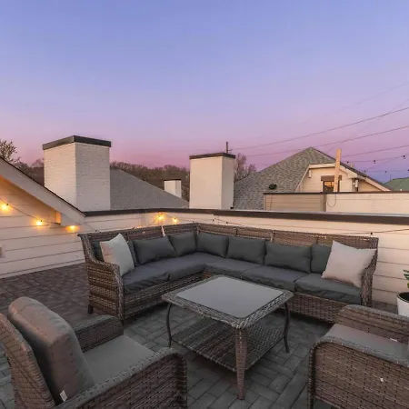 Holiday home Townhome With Rooftop Garage Pool Table By Belmont And Vanderbilt