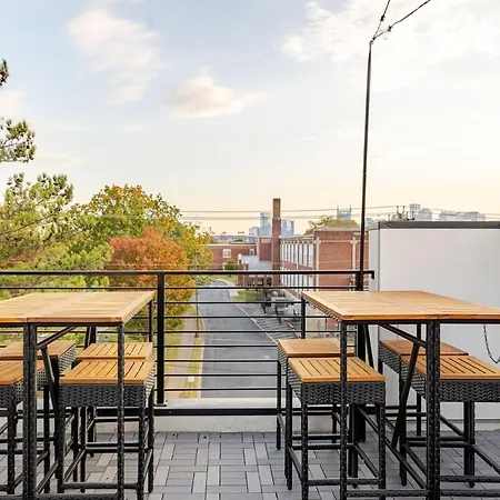 Rooftop Retreat & Skyline Views