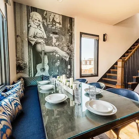 Boots & Broadway - 2 Units - Mins To Broadway