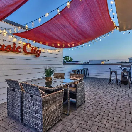 Rooftop Fire Pit + River Views 4br Sleeps 12 Holiday home Nashville