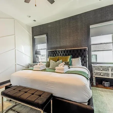 Boots & Broadway - 2 Units - Mins To Broadway