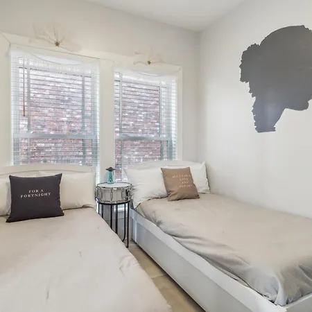 Holiday home Swiftie Dream House-rooftop Patio-mins To Broadway
