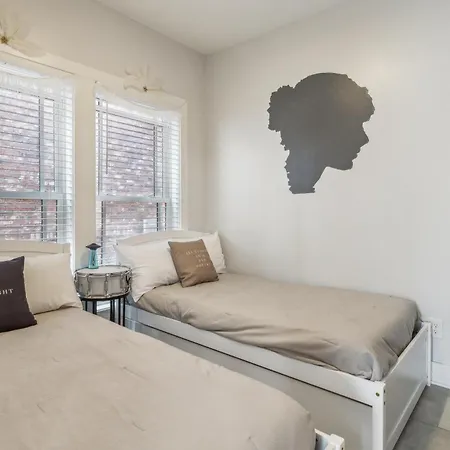 Swiftie Dream House-rooftop Patio-mins To Broadway *