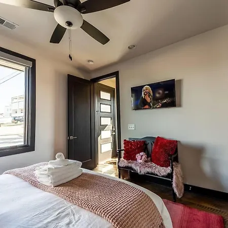 Boots & Broadway - 2 Units - Mins To Broadway Holiday home