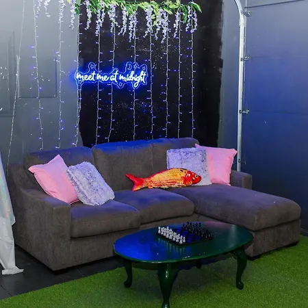 Swiftie Dream House-rooftop Patio-mins To Broadway *
