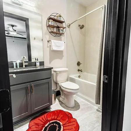 Boots & Broadway - 2 Units - Mins To Broadway *