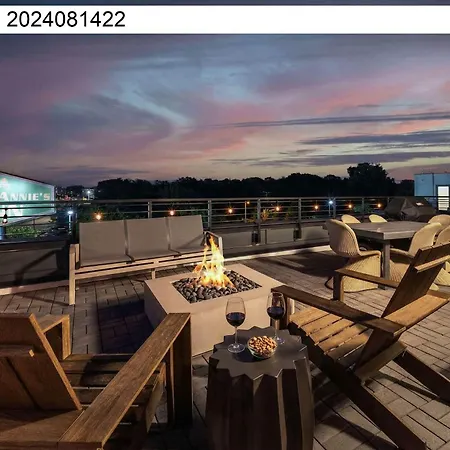 Holiday home Luxe 4br Retreat With Rooftop Fire Pit & Garage