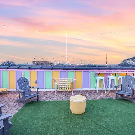 Holiday home Swiftie Dream House-rooftop Patio-mins To Broadway