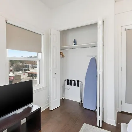 Modern 3br | Minutes To Downtown| Parking Apartment *
