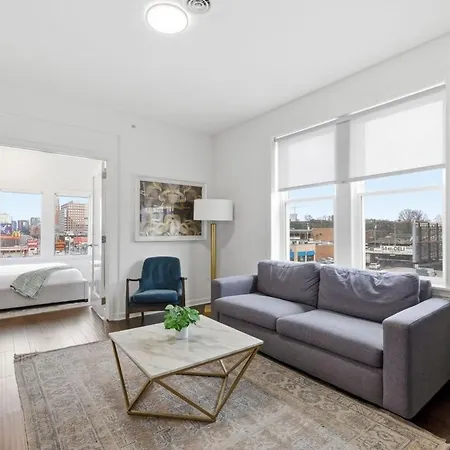 Apartment Modern 3br | Minutes To Downtown| Parking