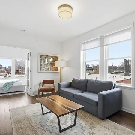 Bright 3br Apt|close To Universities |parking Apartment *