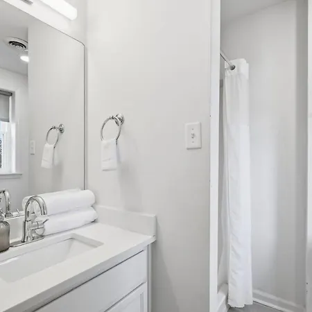 Bright 3br Apt|close To Universities |parking *