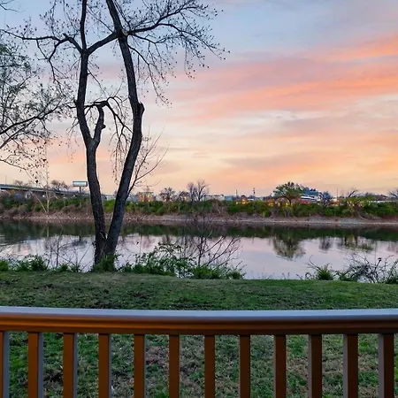 Riverfront Rhythm By Avantstay Apartment