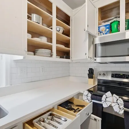 Modern 3br | Minutes To Downtown| Parking