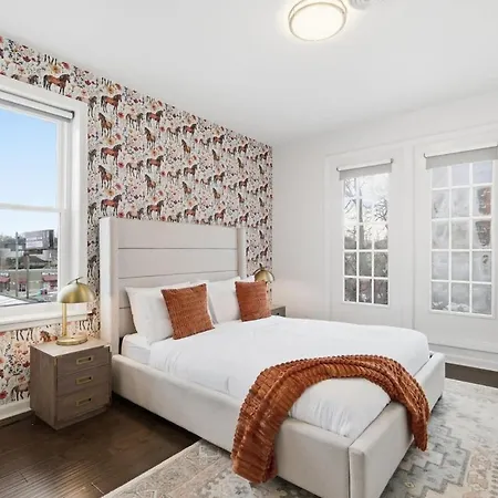 Apartment Modern 3br | Minutes To Downtown| Parking