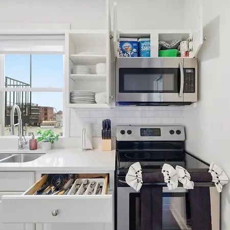 Bright 3br Apt|close To Universities |parking Apartment