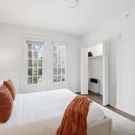 Bright 3br Apt|close To Universities |parking Apartment *