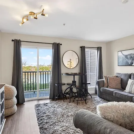 Apartment Riverfront Rhythm By Avantstay