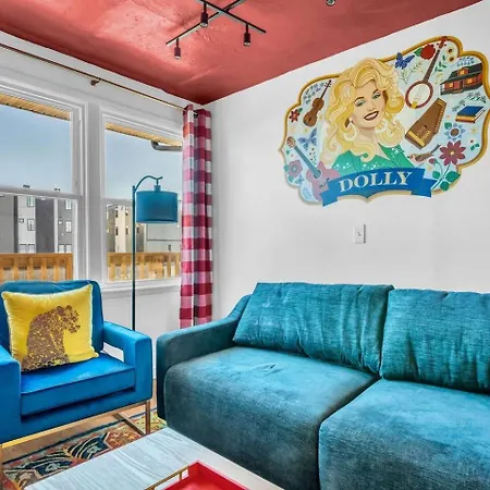 Spacious 2br Downtown | Free Parking Apartment