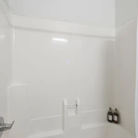 Apartment Modern 3br | Minutes To Downtown| Parking *